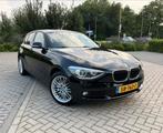 BMW 1-Serie 116i 136PK 5D 2014 Zwart, Auto's, BMW, 1-Serie, 65 €/maand, Euro 6, 4 cilinders