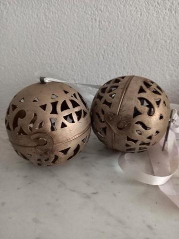 Vintage potpourri ballen/metaal  beschikbaar voor biedingen