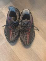 Adidas Yeezy Boost 350 V2 Zwart/Rood Maat 44, Kleding | Heren, Schoenen, Ophalen of Verzenden, Gedragen, Zwart, Sneakers of Gympen