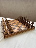 Compleet handgesneden schaakspel uit jaren 70, Ophalen, Handgemaakt, Een of twee spelers, Zo goed als nieuw
