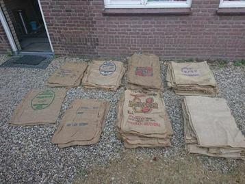 Nog ongeveer 40 jute zakken gemengde opdruk beschikbaar voor biedingen