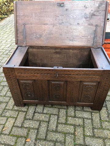 Antieke eiken houten kist beschikbaar voor biedingen