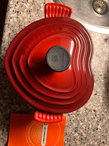 Nieuwe Creusset braadpan hartvorm . beschikbaar voor biedingen