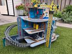 Grote garage met houten treinbaan incl. toebehoren Z.G.A.N., Ophalen, Zo goed als nieuw, Jongen of Meisje