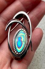 Zilverkleurige fantasy broche met abelone schelp, Sieraden, Tassen en Uiterlijk, Broches, Ophalen, Zo goed als nieuw, Overige materialen