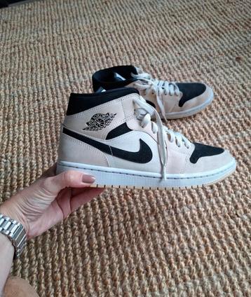 Jordan 1 mid barley orange beschikbaar voor biedingen