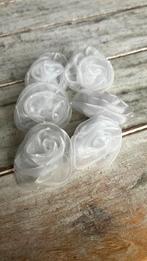 6 witte  decoratieve roosjes met knijperje, Ophalen of Verzenden, Zo goed als nieuw, Versiering