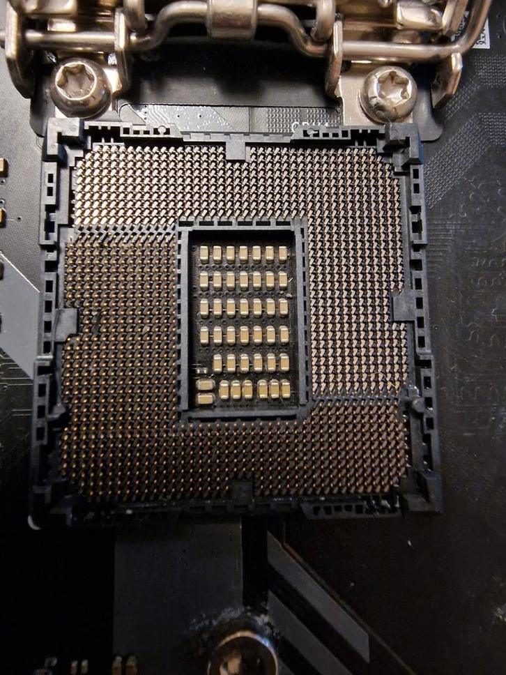 MSI MAG Z490 TOMAHAWK, beschadigd pinnen ! Alleen ophalen !, Computers en Software, Moederborden, DDR4, Ophalen