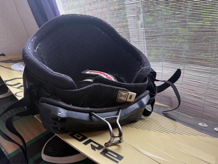 ION Riot 9 Curv Harness (SIze L = 52 (32-35"), Watersport en Boten, Kitesurfen, Zo goed als nieuw, Trapeze, Geen board, Ophalen