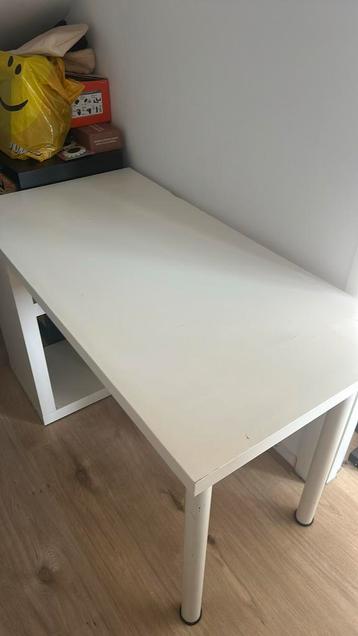 Gratis bureau IKEA beschikbaar voor biedingen