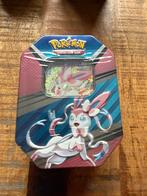 Pokémon TCG: Sylveon V Tin - Sealed, Ophalen of Verzenden, Nieuw, Overige typen