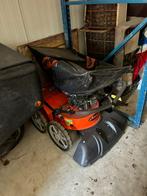Bladblazer benzine zuigt de bladen op in een bak, Ophalen, Gebruikt, Benzine