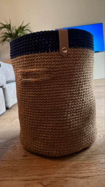 Grote jute mand met handvatten, katoenen rand en leren band beschikbaar voor biedingen
