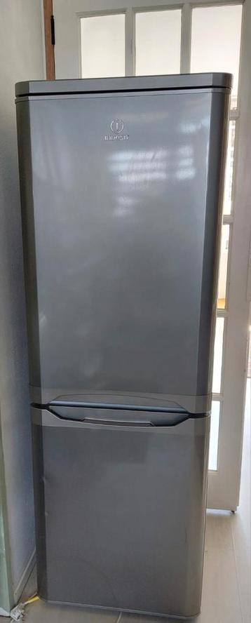 Compacte Indesit koel-vriescombinatie beschikbaar voor biedingen