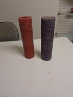 2 stompkaarsen paars + rood 25 cm. doorsnede 6,8 cm., Overige materialen, Ophalen of Verzenden, Zo goed als nieuw, Kaars