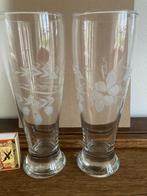 2 geslepen glas hoge bierglazen halve liters hop afbeelding, Ophalen of Verzenden, Zo goed als nieuw, Glas of Glazen