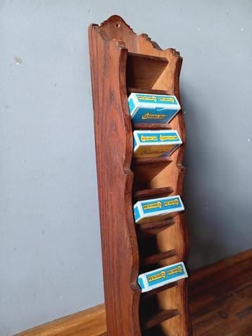 Vintage houten kaartenhouder beschikbaar voor biedingen