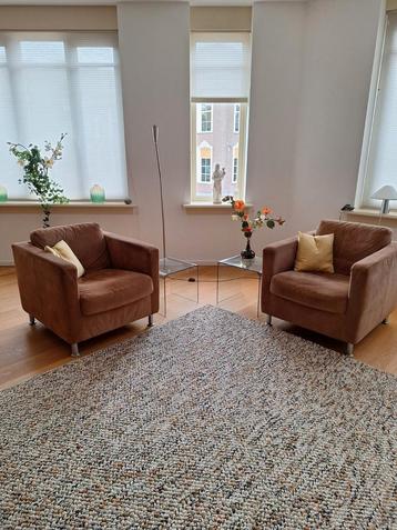 Twee fauteuils, stoelen, suède, leer, lichtbruin beschikbaar voor biedingen