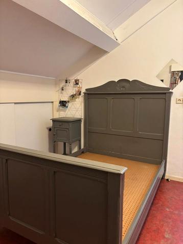 Bedframe en kastje  beschikbaar voor biedingen