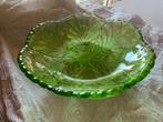 Glazen schaal, persglas, groen, bladmotief, vintage, Huis en Inrichting, Woonaccessoires | Schalen en Manden, Ophalen of Verzenden