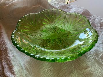 Glazen schaal, persglas, groen, bladmotief, vintage beschikbaar voor biedingen