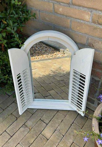 Louvre Spiegel beschikbaar voor biedingen