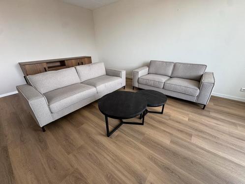 Zo goed als nieuwe banken  - Taupe, Huis en Inrichting, Banken | Bankstellen, Zo goed als nieuw, Rechte bank, Vierpersoons of meer
