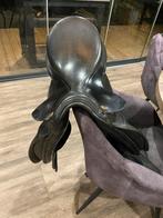 Zwart 18 inch dressuur zadel van KN Symphonie Sattlermeister, Dieren en Toebehoren, Paarden en Pony's | Zadels, Ophalen, Gebruikt