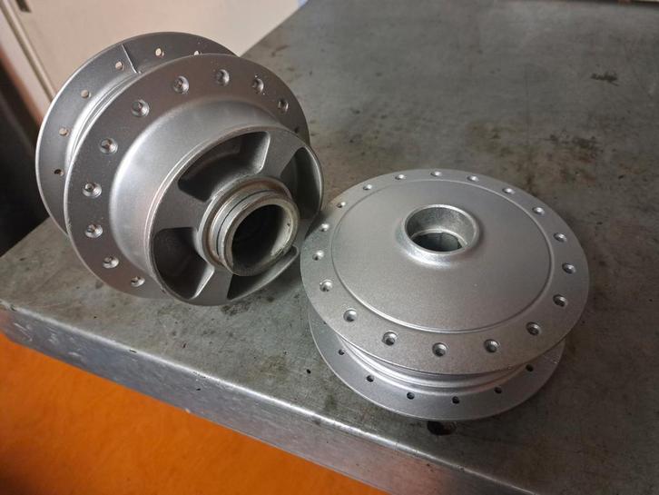 Naaf set NIEUWSTAAT Honda ss50z voor en achter, Fietsen en Brommers, Brommeronderdelen | Oldtimers, Overige merken, Overige typen