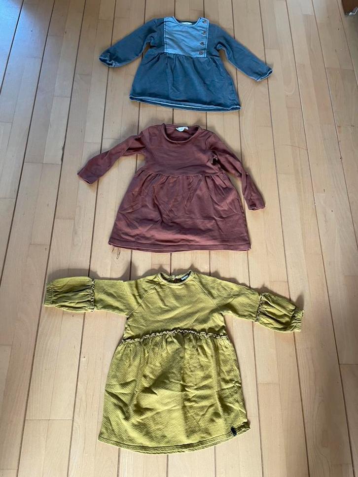 Drie jurkjes 104 lange mouw najaar lente winter, Kinderen en Baby's, Kinderkleding | Kinder-kledingpakketten, Gebruikt, Maat 104