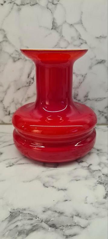 Space age rode glazen vaas,.rood wit vintage opaline glas beschikbaar voor biedingen