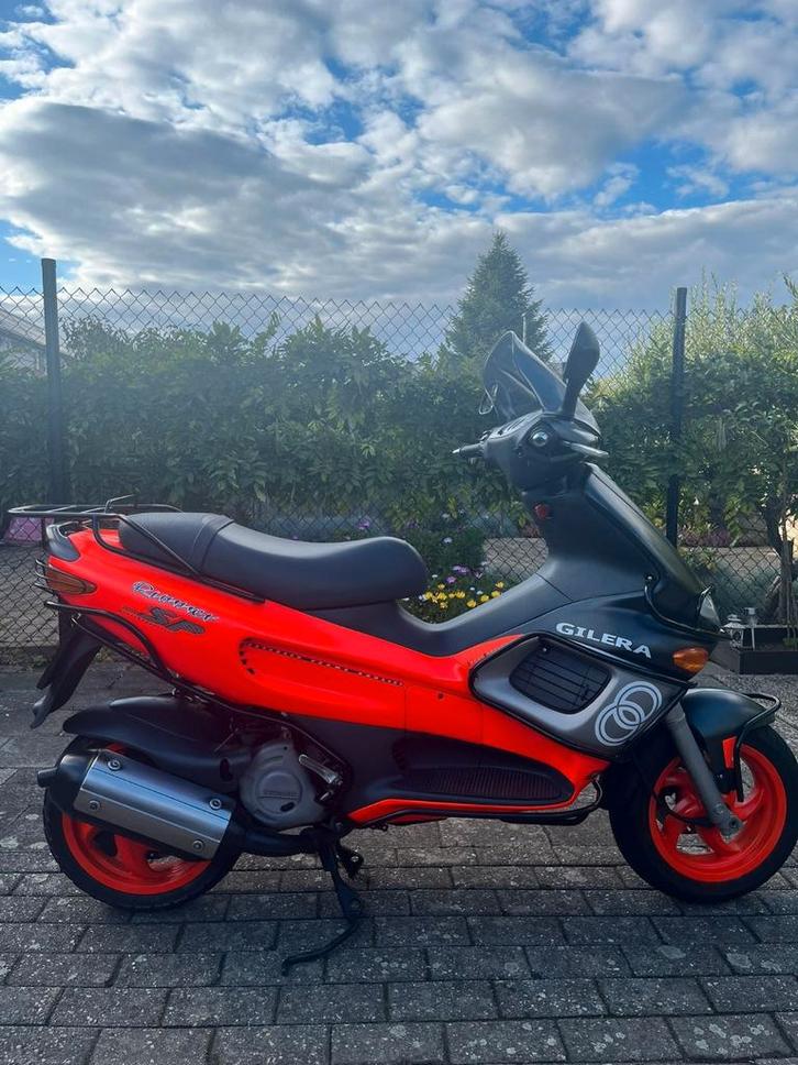 Gillera runner 172cc fluo rosso, Fietsen en Brommers, Scooters | Piaggio, Zo goed als nieuw, Overige modellen, Ophalen