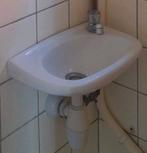 Oude wastafel, toilet, wc, incl. chiffon en kraan, Doe-het-zelf en Verbouw, Ophalen, Gebruikt, Steen, Wastafel