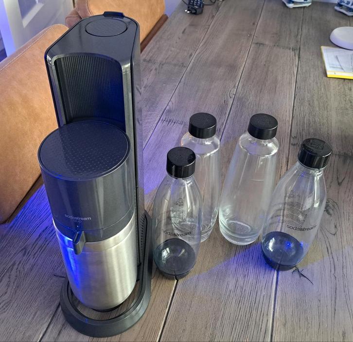 SodaStream DUO + 4 Flessen. 2 glas, 2 plastic, Witgoed en Apparatuur, Bruiswatermachines, Zo goed als nieuw, Ophalen of Verzenden