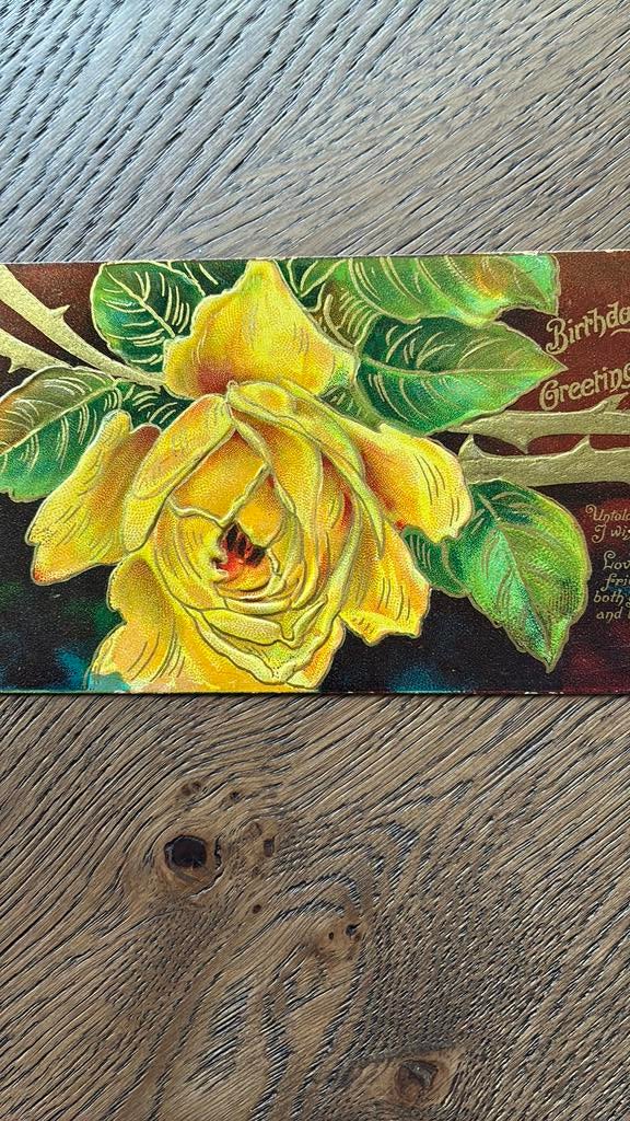 Verjaardag.gele roos met goudopdruk. Reliëf, Ophalen of Verzenden, Voor 1920, Ongelopen