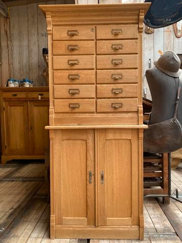 Stoere oude kast postkast ladekast beschikbaar voor biedingen