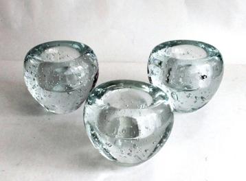 Drie glazen kandelaars met luchtbellen. beschikbaar voor biedingen