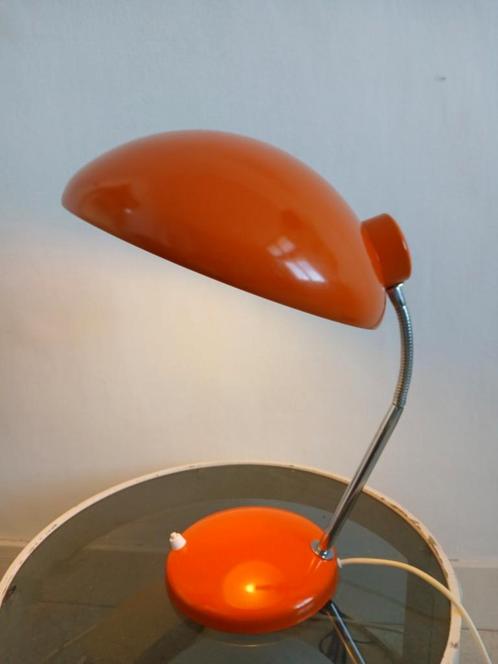Vintage, jaren 60 / 70 bureaulamp, oranje, refurbished, Huis en Inrichting, Lampen | Tafellampen, Gebruikt, Minder dan 50 cm, Metaal