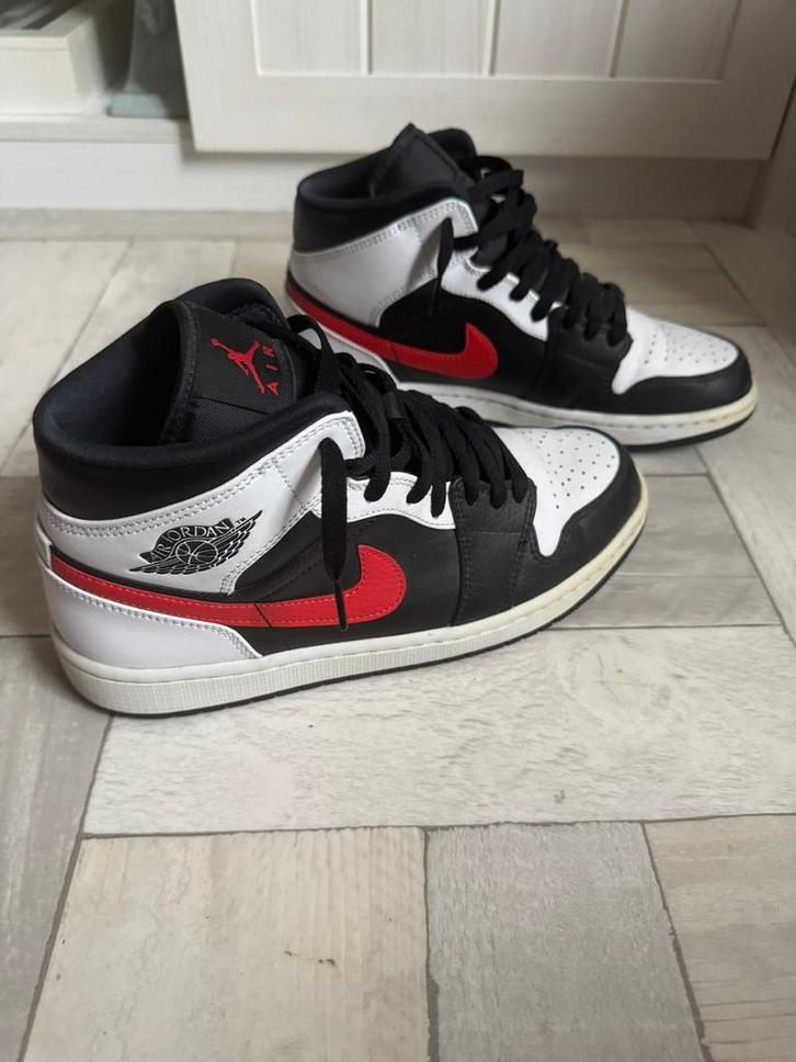 Nike Air Jordan 1 Mid – Maat 42.5 – Chili Red, Kleding | Heren, Schoenen, Zo goed als nieuw, Sneakers of Gympen, Overige kleuren