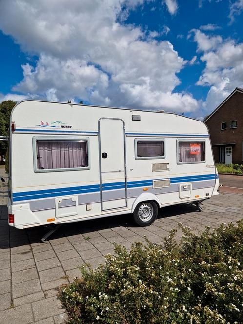 HOBBY 440. WIT ESSEN INTERIEUR.  NETTE CARAVAN MET 4 SLAAPPL, Caravans en Kamperen, Caravans, Particulier, tot en met 4, 1000 - 1250 kg