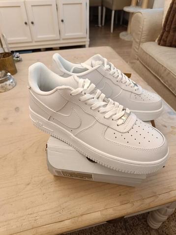 Nike Air Force 1 low supreme  beschikbaar voor biedingen