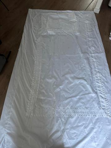 Mooi wit dekbedovertrek broderie beschikbaar voor biedingen
