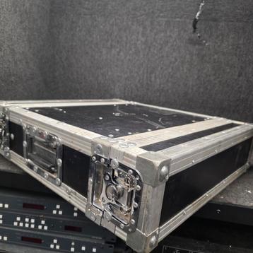 FLIGHTCASE  19 INCH 2HE  voor en achterdeksel beschikbaar voor biedingen
