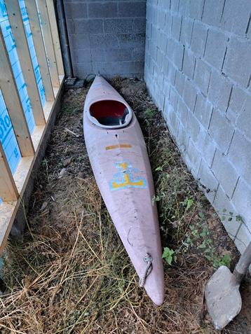 Kanoë met peddel te koop beschikbaar voor biedingen