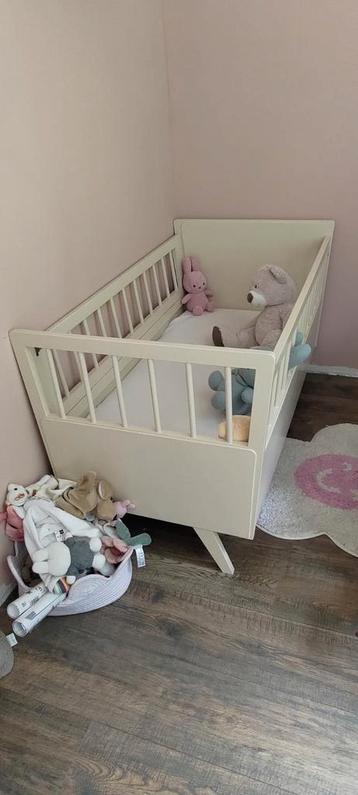 Antiek Babybedje 60x120 - Zacht Wit beschikbaar voor biedingen