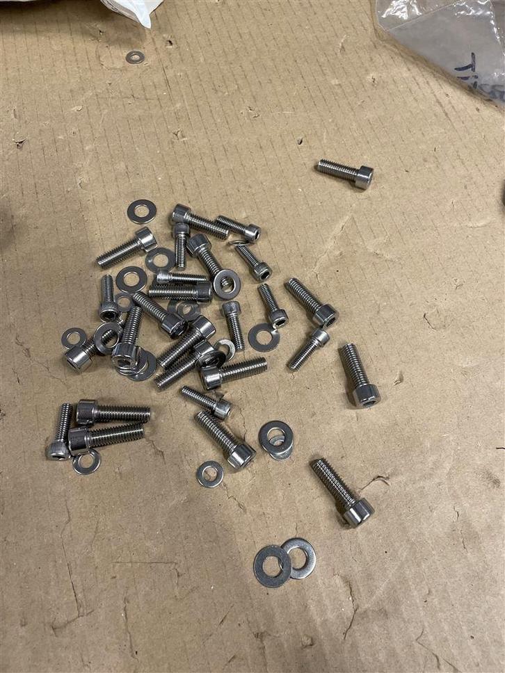 Nissan GTR r355 onderkant bouten set, Auto diversen, Auto-accessoires, Zo goed als nieuw, Ophalen of Verzenden