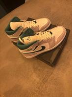 Air Jordan 1 mid se grey green maat 45, Kleding | Heren, Schoenen, Ophalen, Overige kleuren, Nike, Nieuw