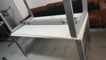Bureautafel beschikbaar voor biedingen