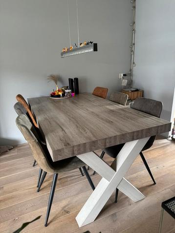 Eettafel, salontafel, tv-kast en 2 hoge kasten beschikbaar voor biedingen