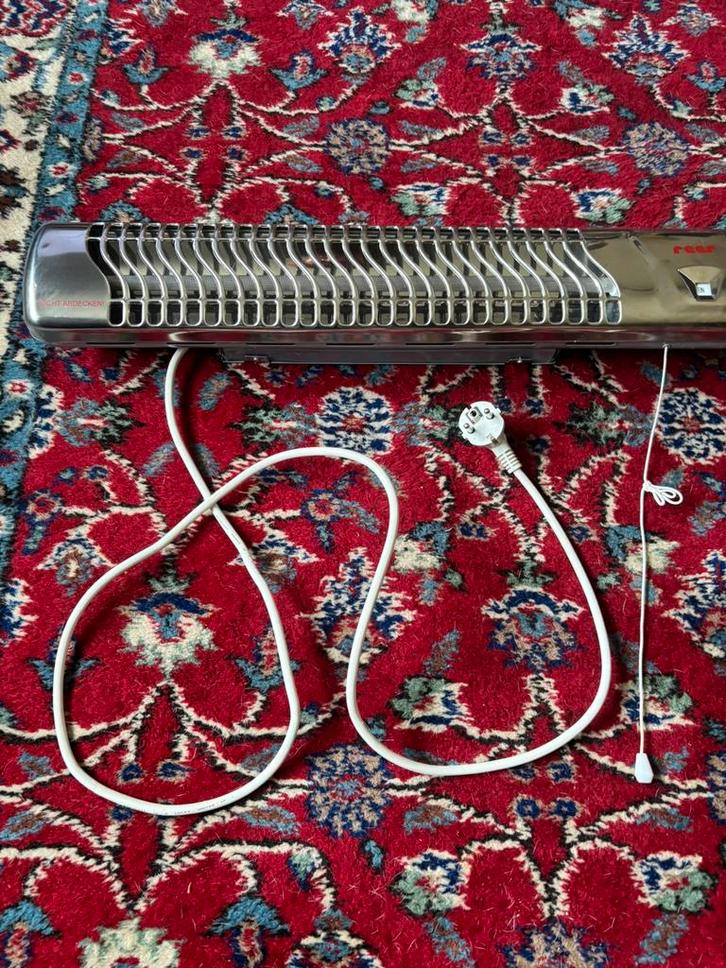 Elektrische kacheltje kun hangen doche als nieuw nu 25 euro, Doe-het-zelf en Verbouw, Verwarming en Radiatoren, Zo goed als nieuw